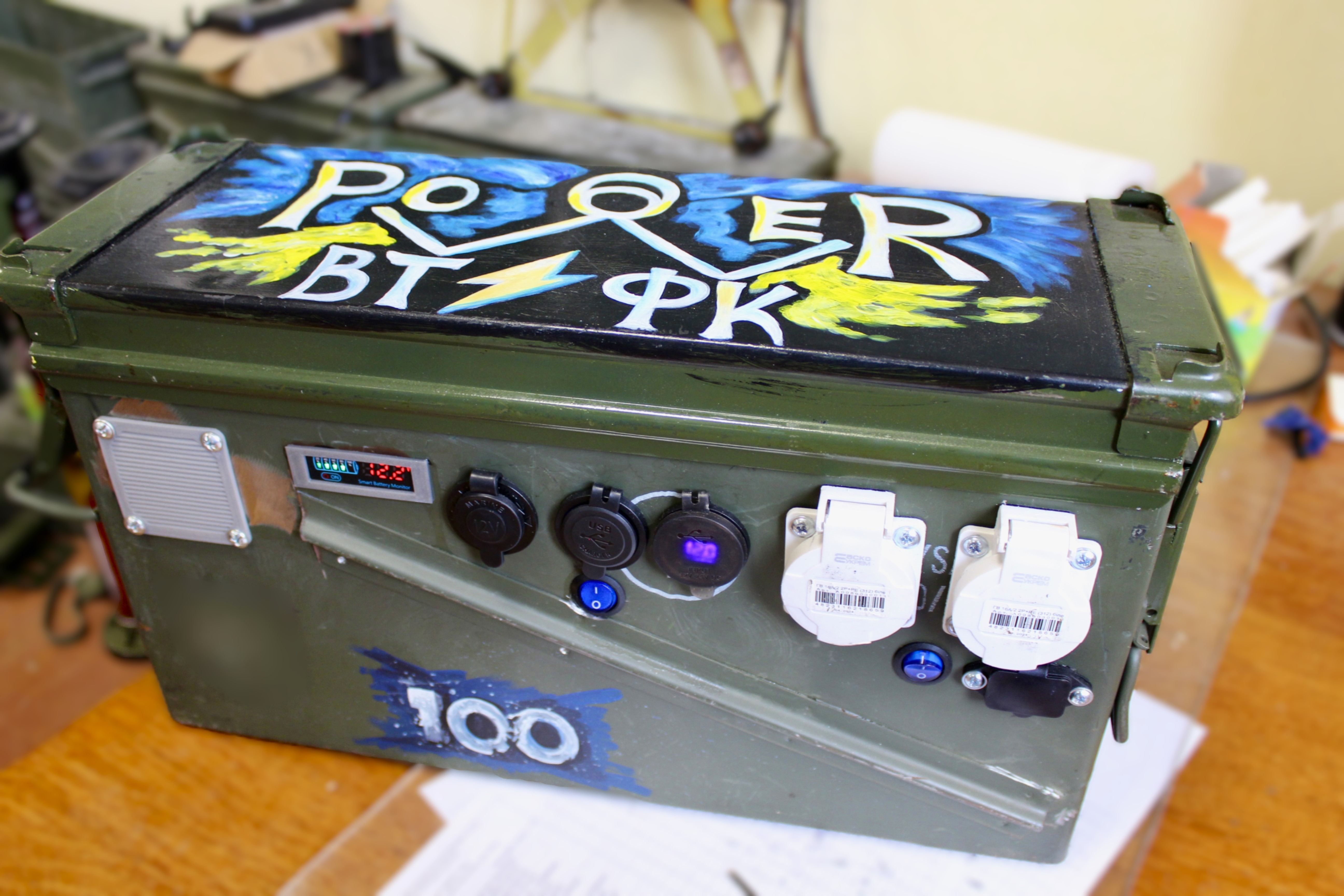 Волонтери Вінницького техколеджу відправили на передову соту зарядну станцію і тисячний павербанк