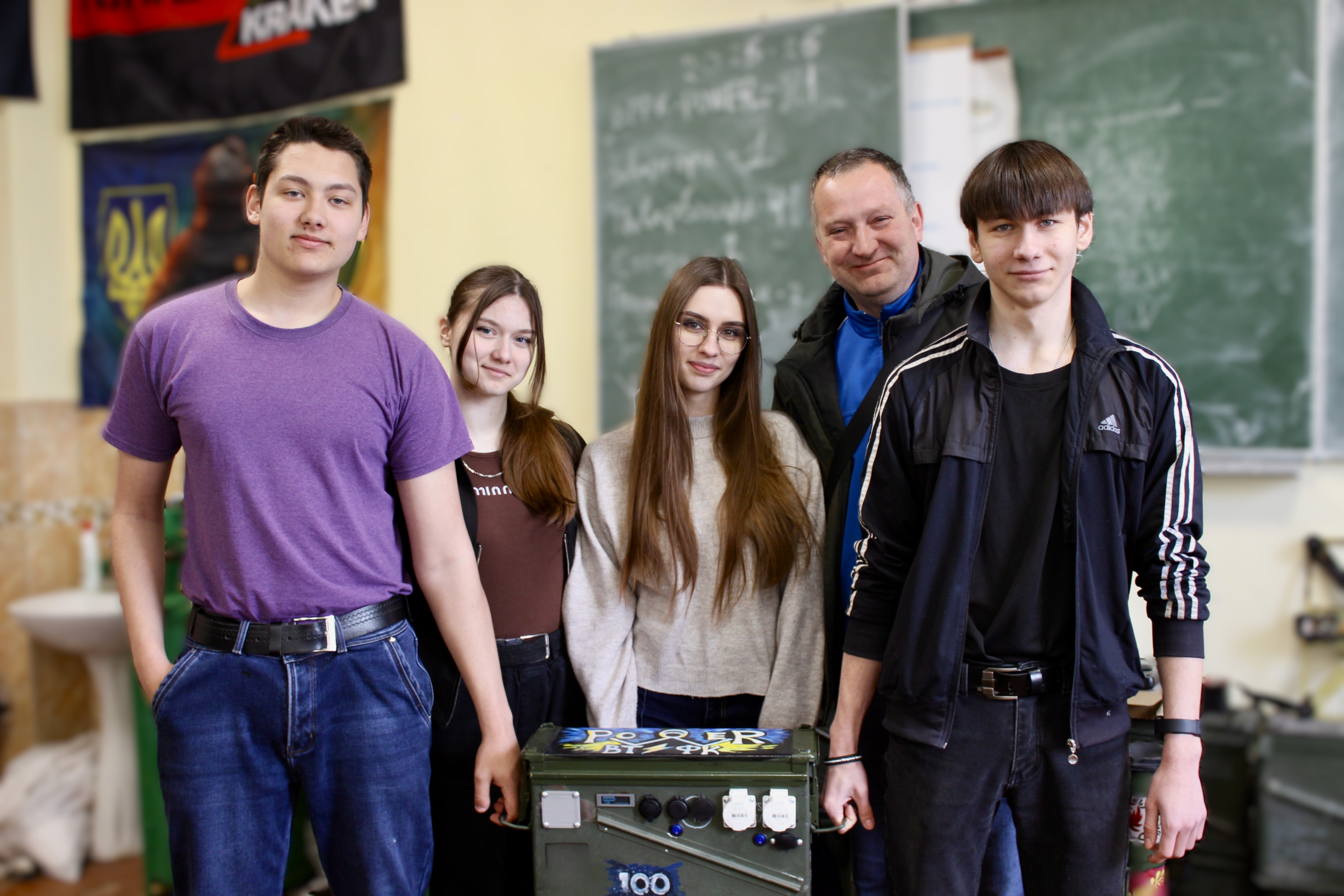 Волонтери Вінницького техколеджу відправили на передову соту зарядну станцію і тисячний павербанк