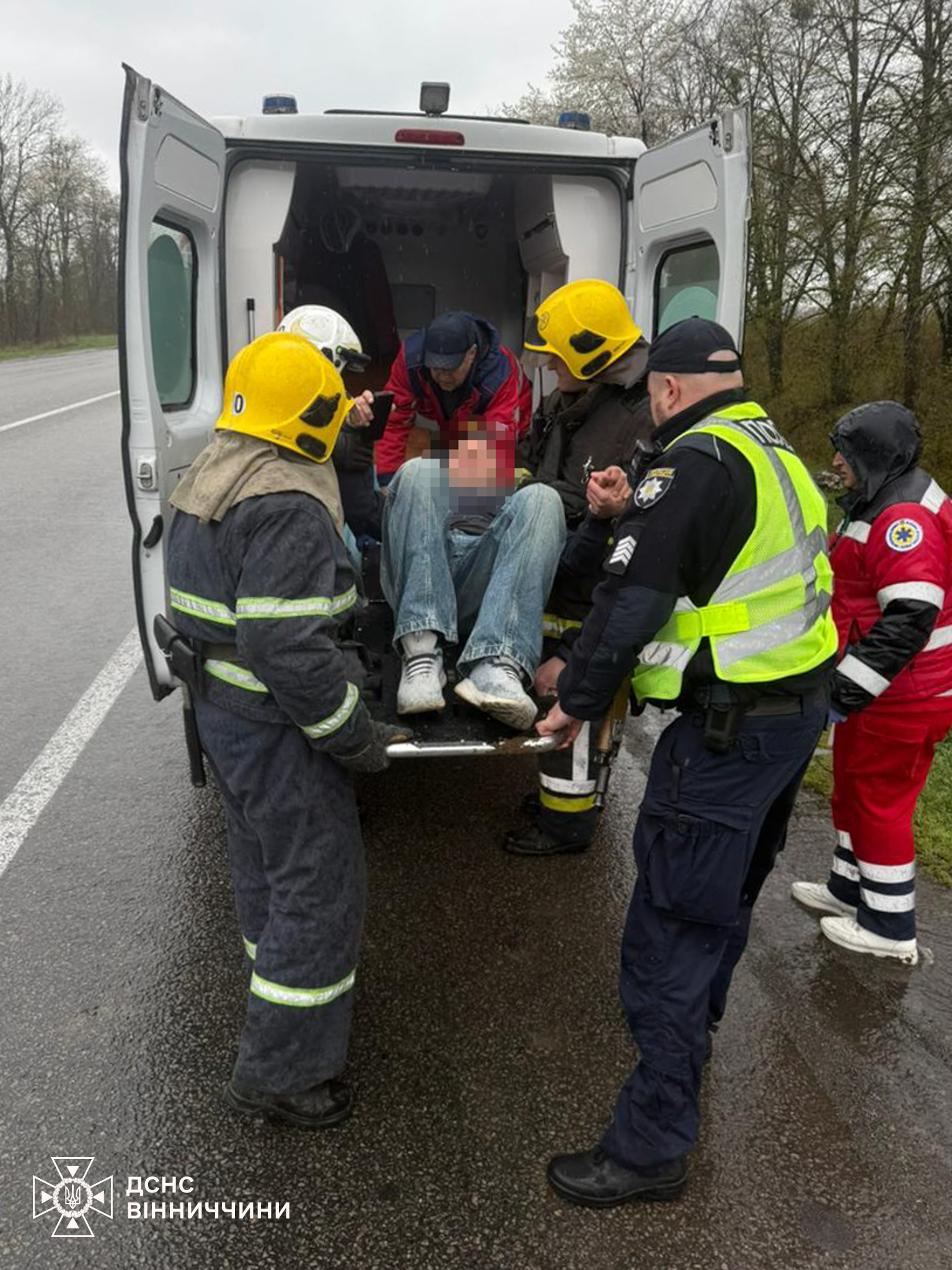 Легковик зіткнувся з деревом на Вінниччині — водія деблокували рятувальники