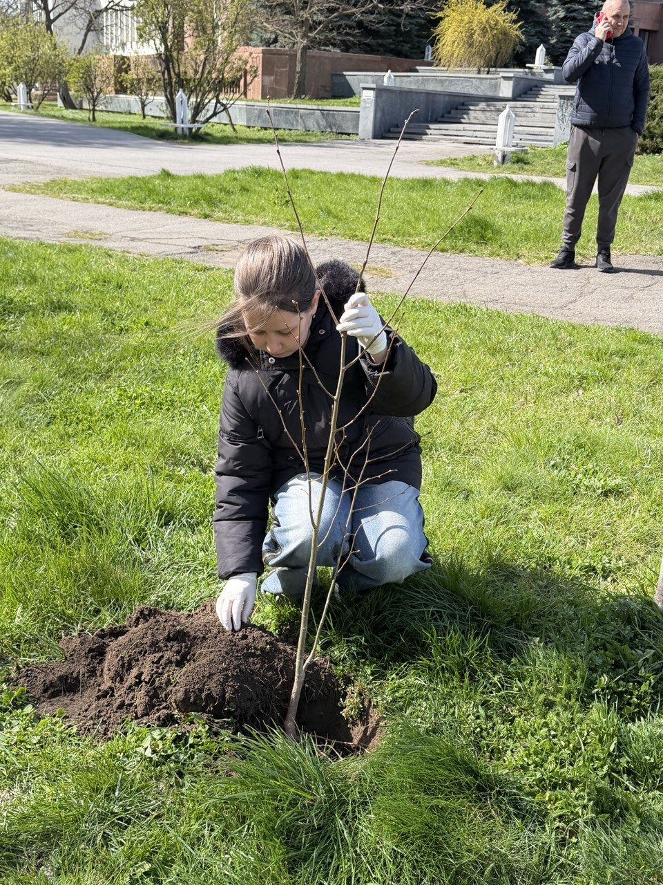 У середмісті Вінниці діти разом із батьками висаджували дерева