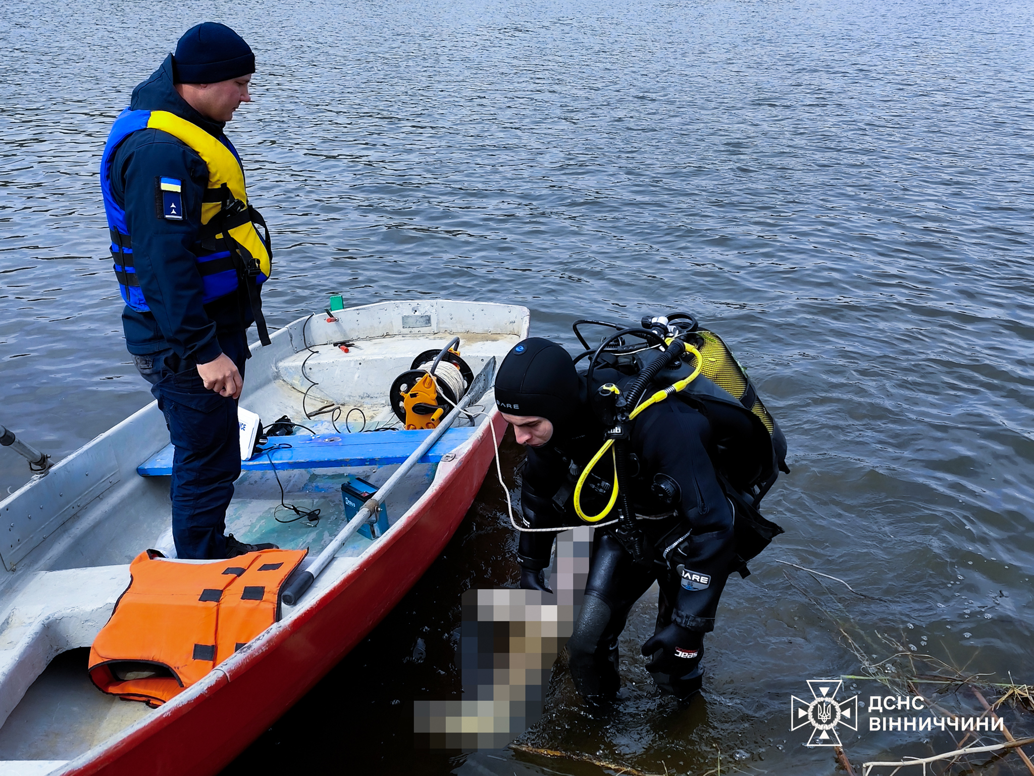 За 100 метрів від берега вінницькі рятувальники підняли з дна водойми загиблого чоловіка