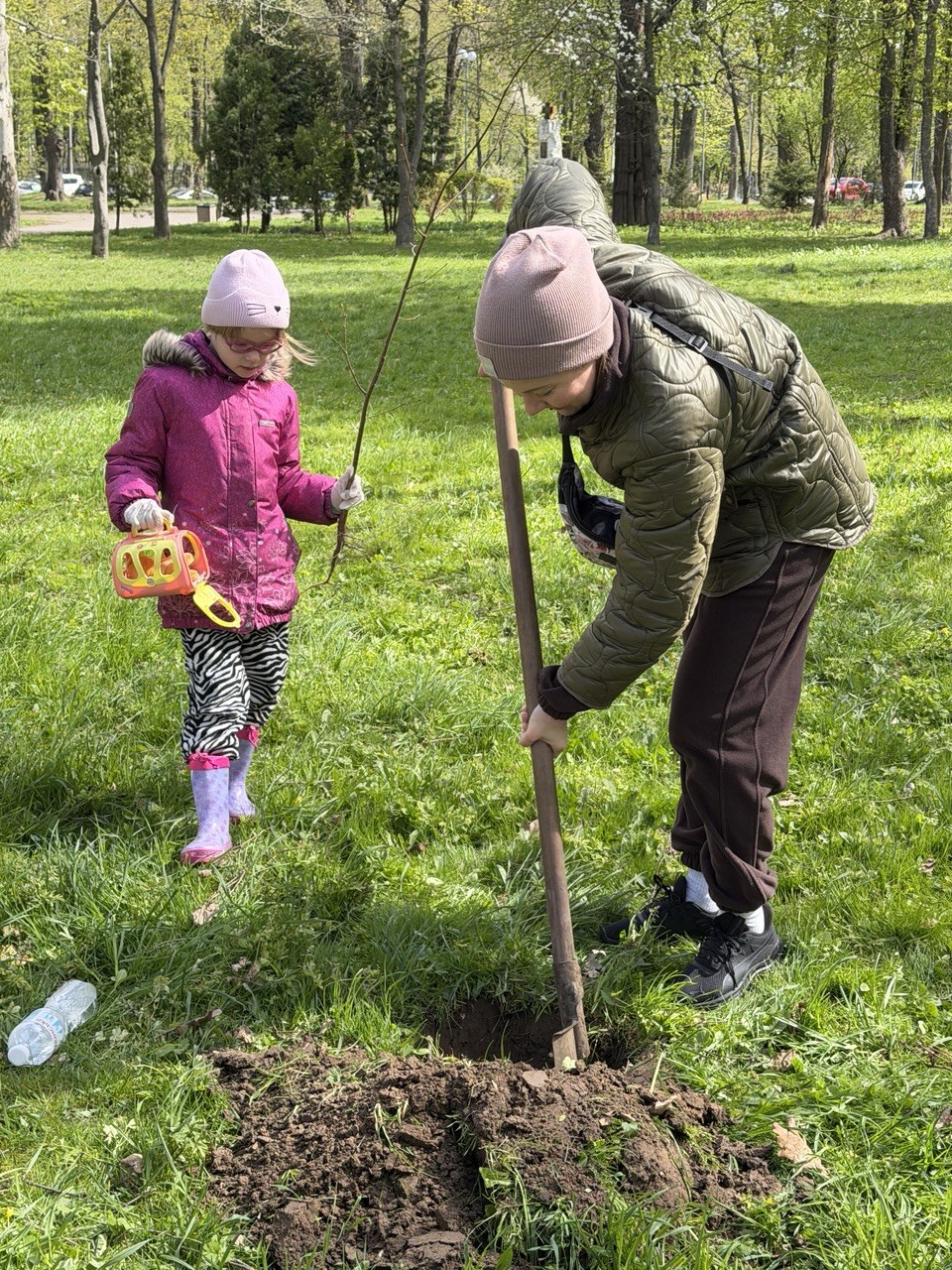 У середмісті Вінниці діти разом із батьками висаджували дерева