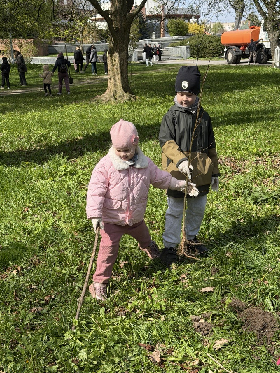 У середмісті Вінниці діти разом із батьками висаджували дерева