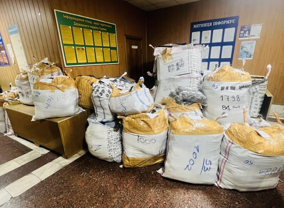 На Вінниччину під виглядом гумдопомоги намагалися ввезти 5 тонн одягу