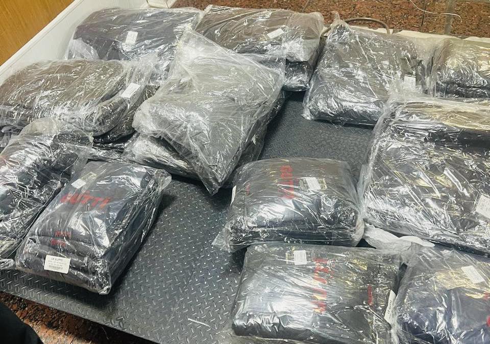 На Вінниччину під виглядом гумдопомоги намагалися ввезти 5 тонн одягу