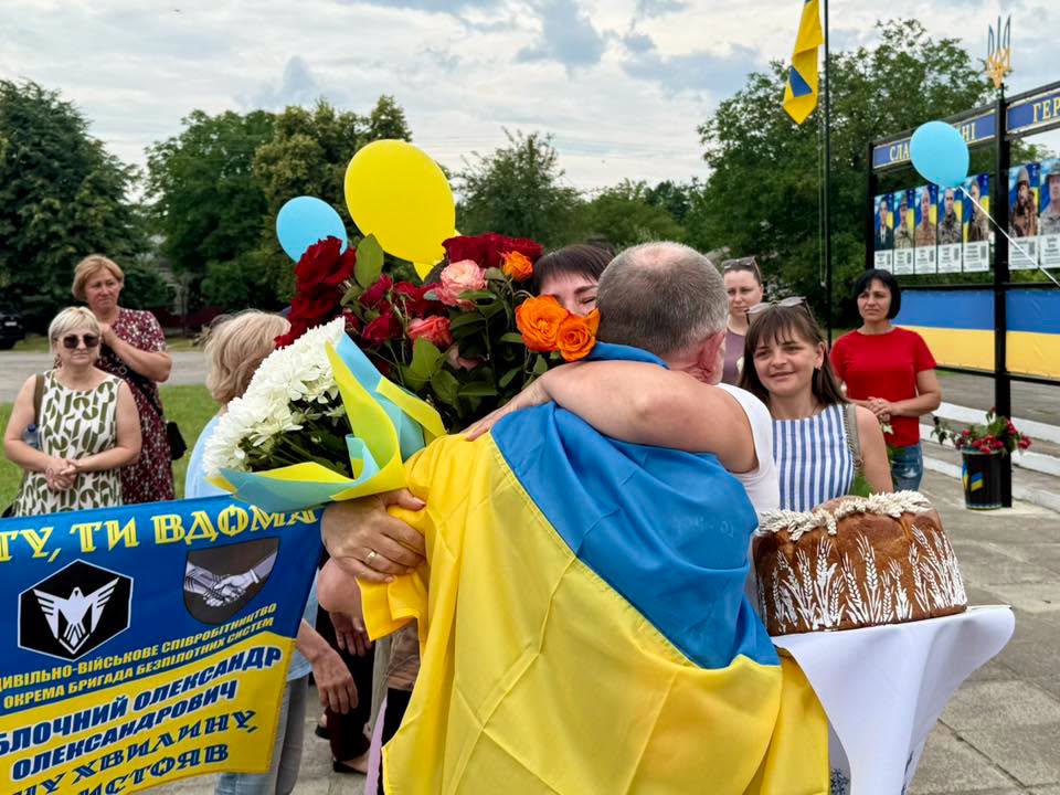 У селі Флорине на Вінниччині зустріли звільненого з полону Олександра Яблочного