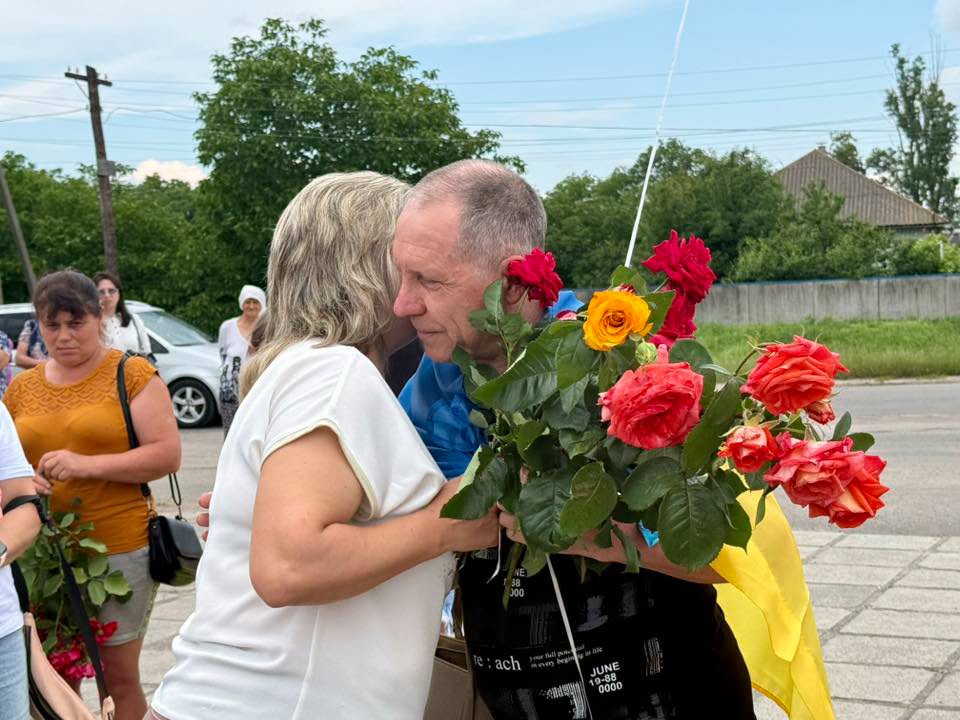 У селі Флорине на Вінниччині зустріли звільненого з полону Олександра Яблочного