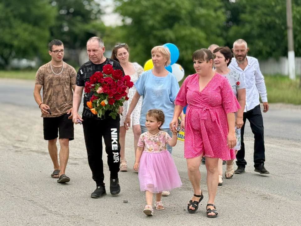 У селі Флорине на Вінниччині зустріли звільненого з полону Олександра Яблочного