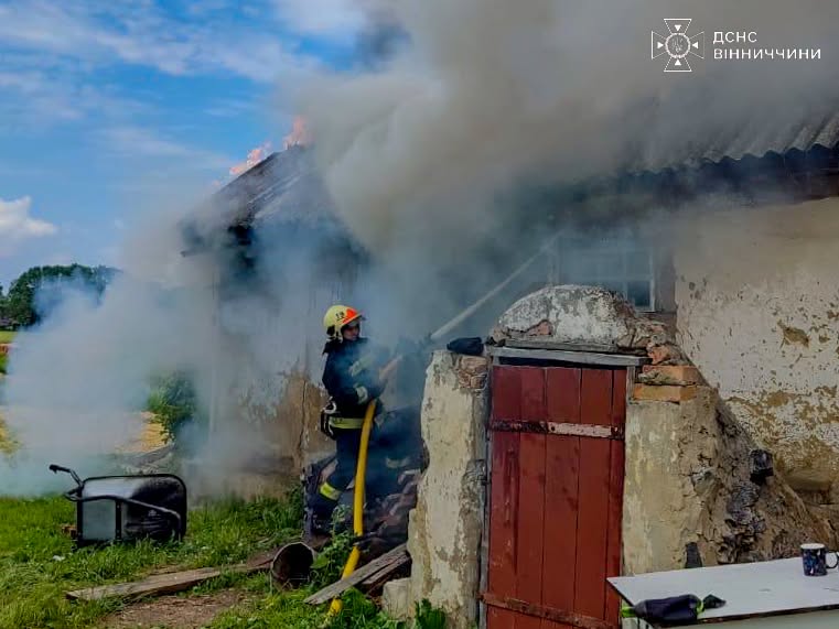 Горіли будинки та суха трава: на Вінниччині за добу сталося сім пожеж