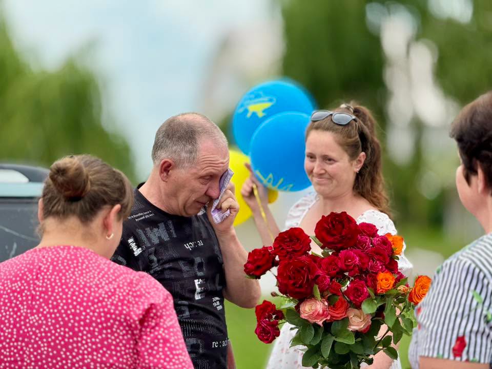 У селі Флорине на Вінниччині зустріли звільненого з полону Олександра Яблочного