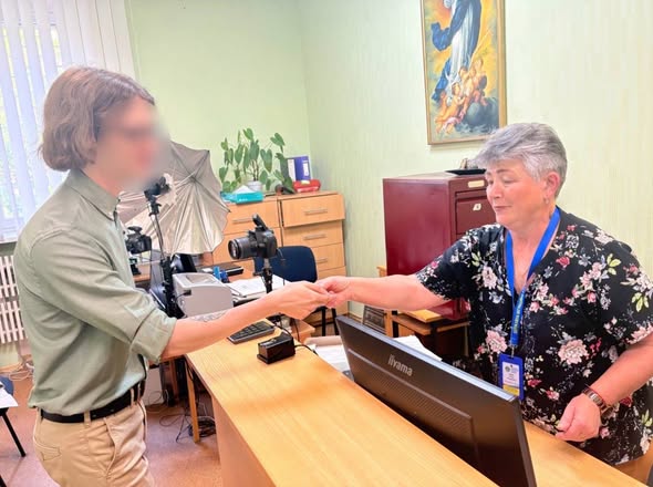 У Вінниці чоловік отримав нову ID-картку після повернення до України з окупованого Криму