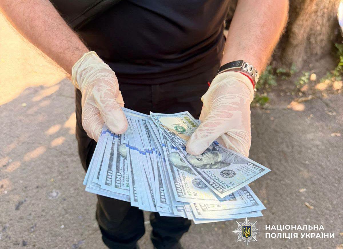 На Вінниччині чоловік за 8 тисяч доларів обіцяв фіктивне бронювання