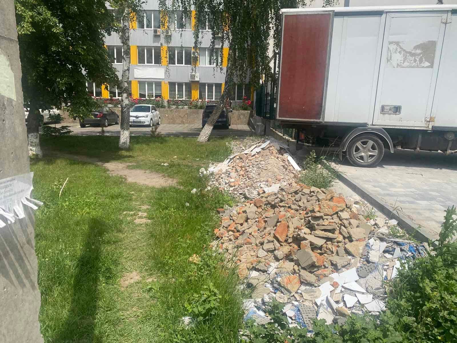 Будівельне сміття викидали на одній із вулиць Вінниці – порушника оштрафували