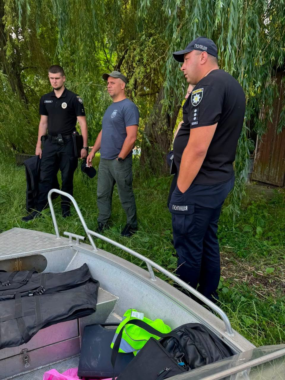Правоохоронці перевірили водойми на Вінниччині: вилучили сітки, човен та виявили п’яних на воді