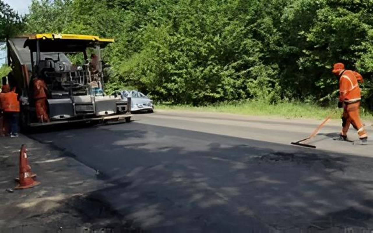 На дорогах Вінниччини тривають ремонти: де зараз працює дорожня техніка