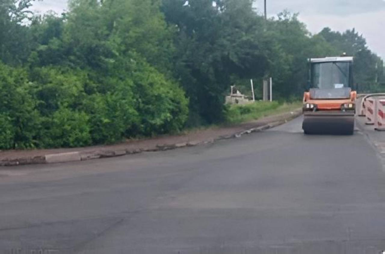 На дорогах Вінниччини тривають ремонти: де зараз працює дорожня техніка