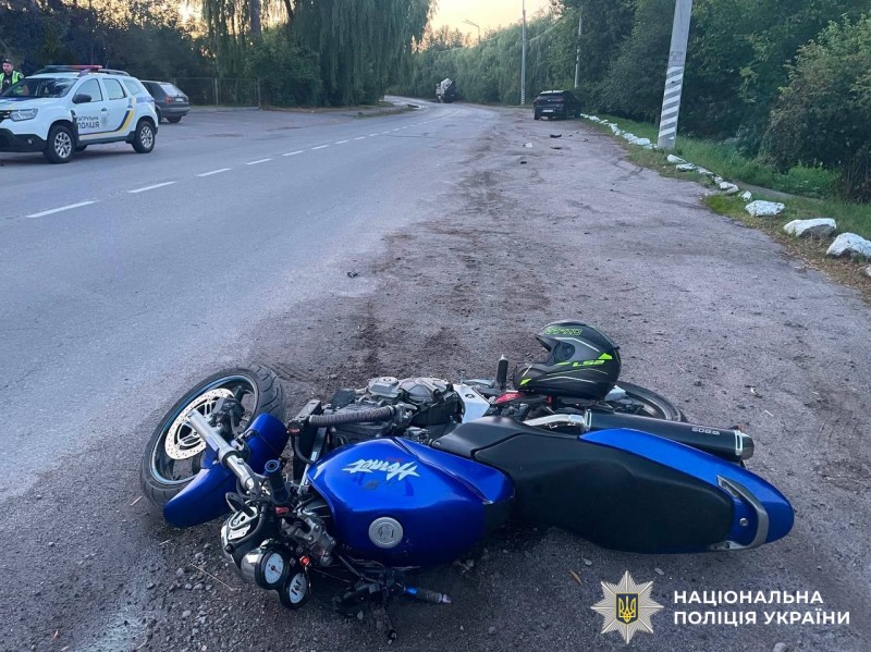На Вінниччині мотоцикл врізався в припарковане авто: двох людей госпіталізували