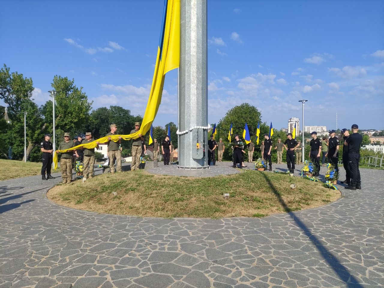 До Дня Української Державності у Вінниці на Замковій горі урочисто підняли Державний Прапор України