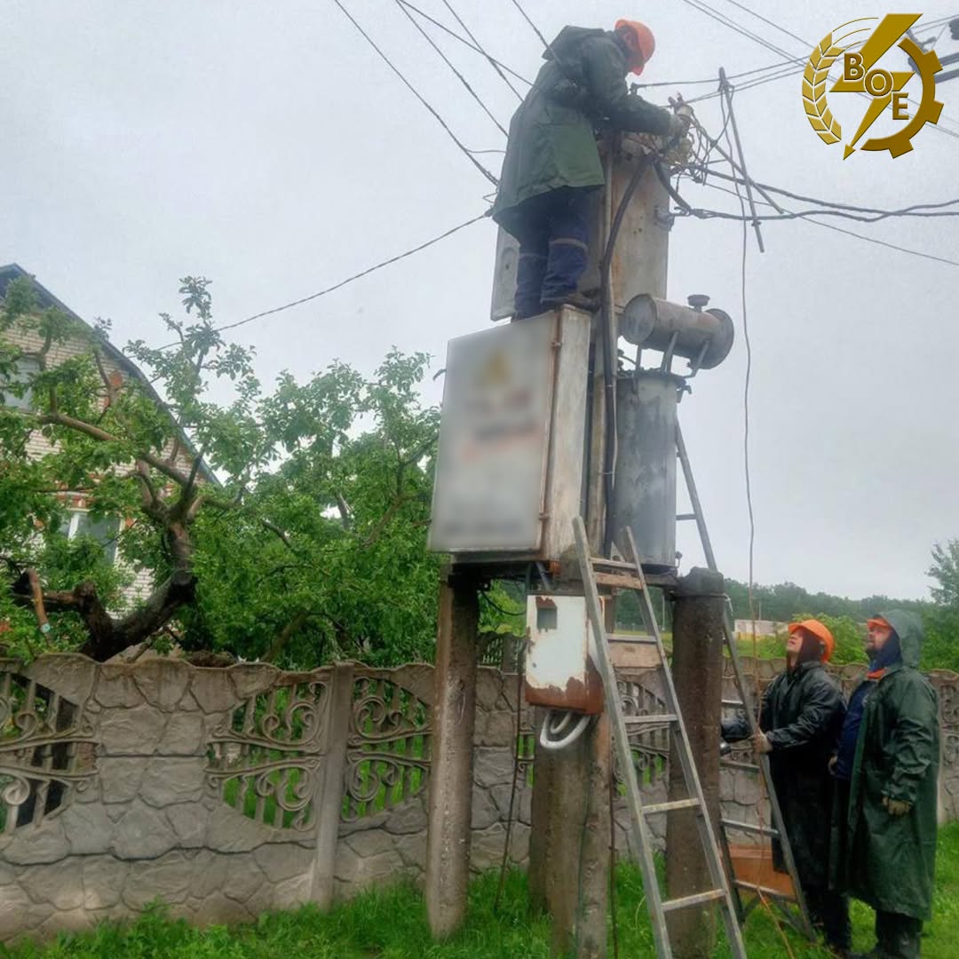 Понад 4 тисячі споживачів залишилися без світла через негоду на Вінниччині: енергетики відновлюють електропостачання