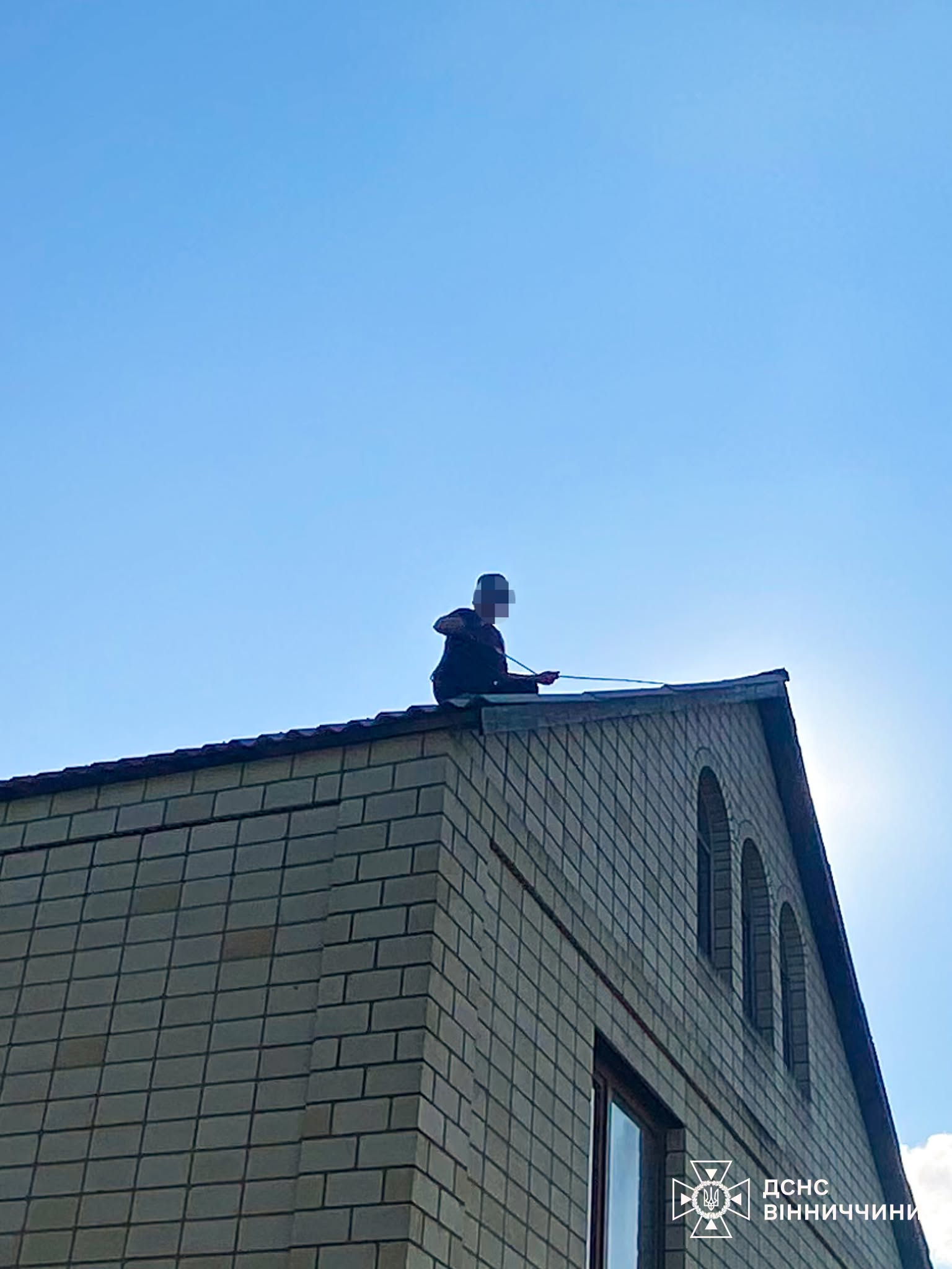 У громаді на Вінниччині сильний вітер зірвав частину покрівлі з двоповерхівки