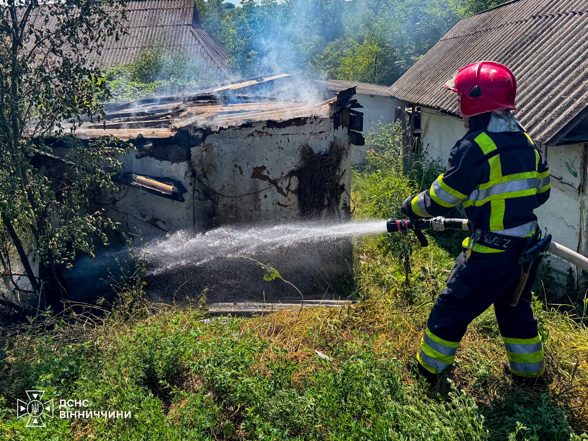 Через кинутий на землю недопалок на Вінниччині горіла господарська будівля