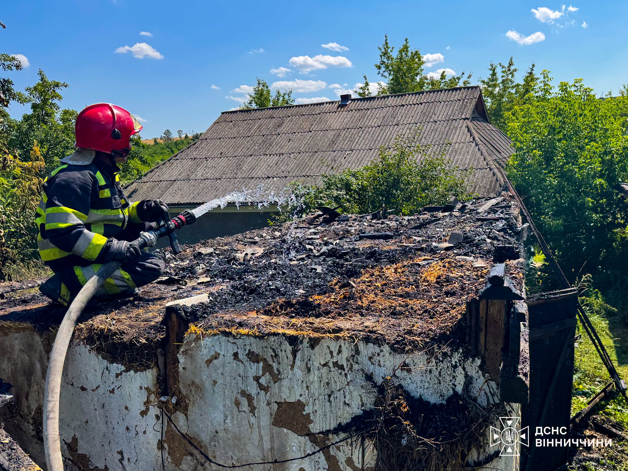 Через кинутий на землю недопалок на Вінниччині горіла господарська будівля