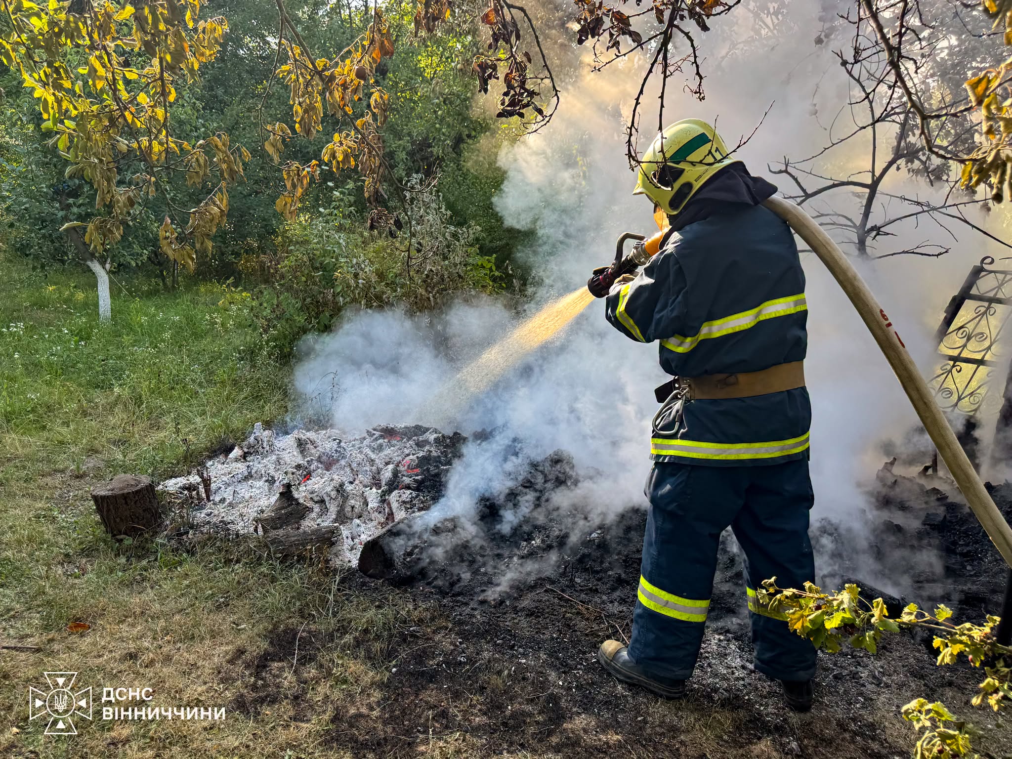 Через кинутий на землю недопалок на Вінниччині горіла господарська будівля