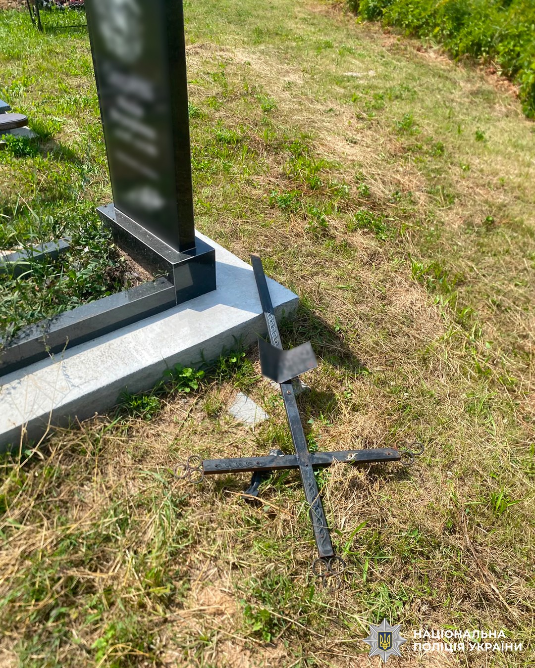 На Вінниччині чоловік пошкодив шість могил на кладовищі: його розшукали того ж дня