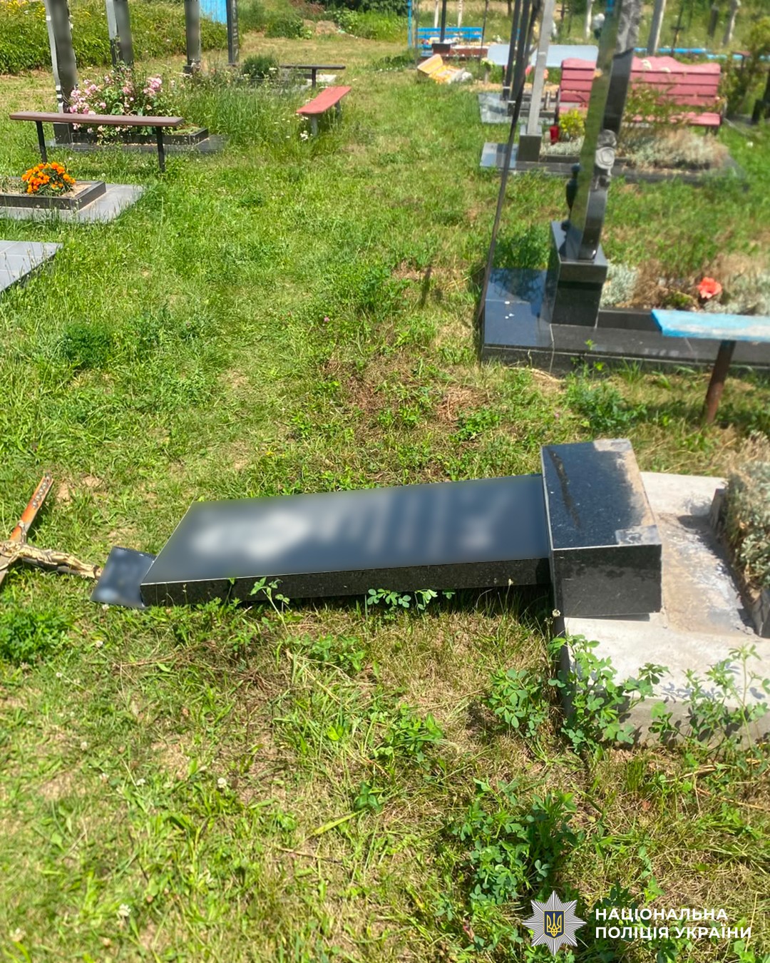 На Вінниччині чоловік пошкодив шість могил на кладовищі: його розшукали того ж дня