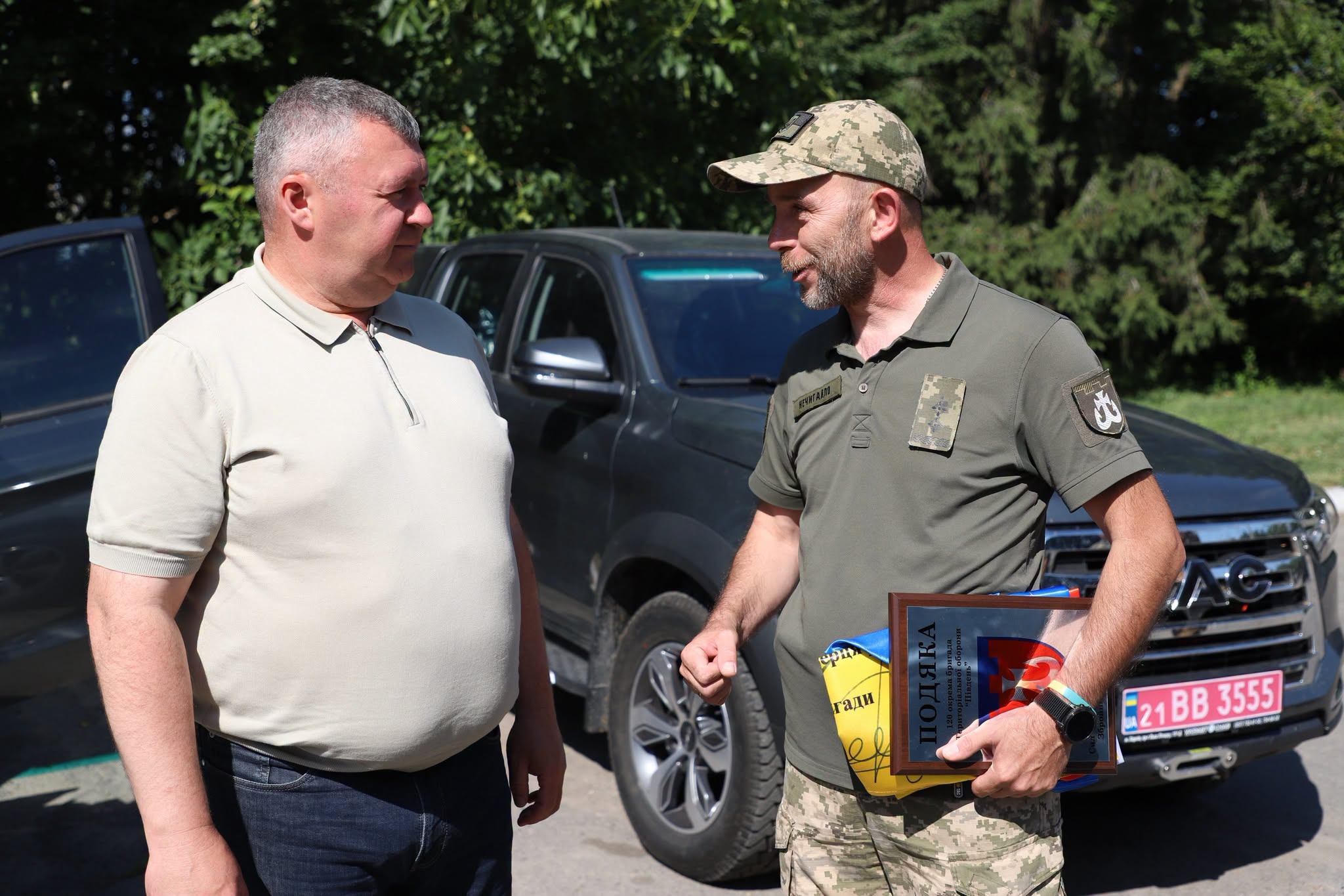 Тульчинська громада передала захисникам два пікапи