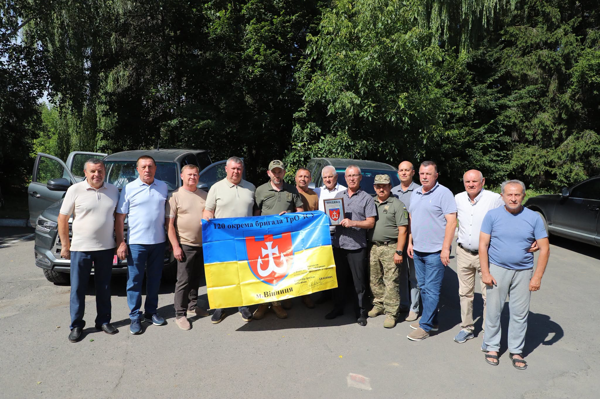 Тульчинська громада передала захисникам два пікапи
