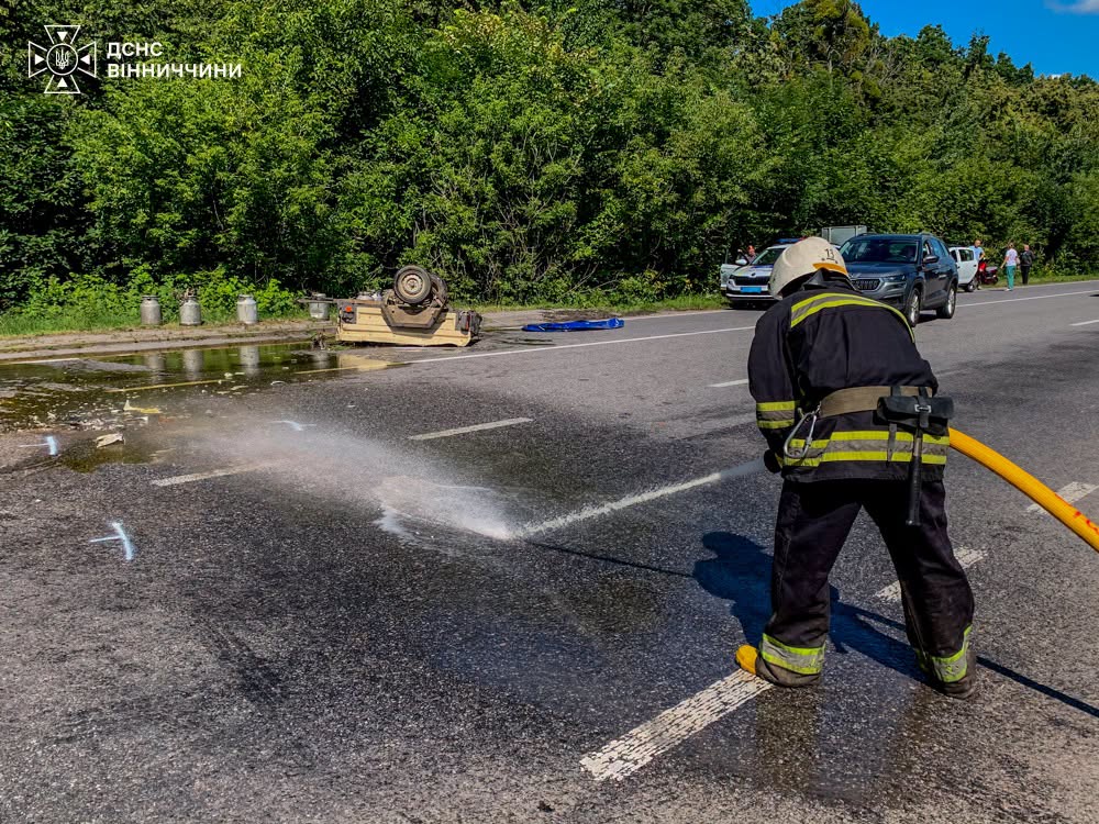 На Вінниччині після ДТП дорогу залило медом