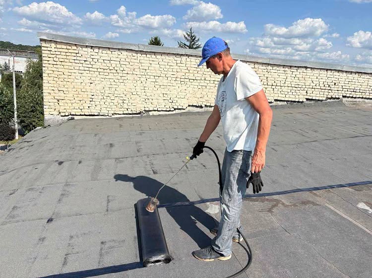 У Калинівці ремонтують дах спортшколи «Авангард», пошкоджений буревієм