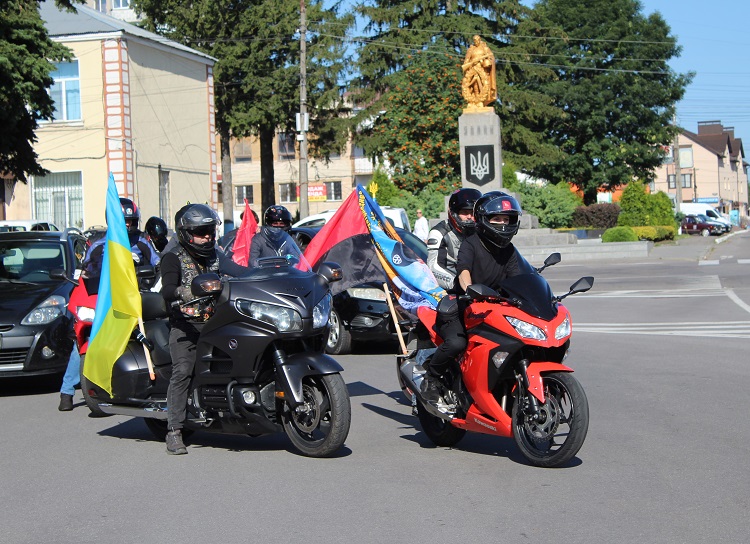 Автопробіг пам'яті: на Вінниччині вшанували полеглого Захисника Олександра Ткачука