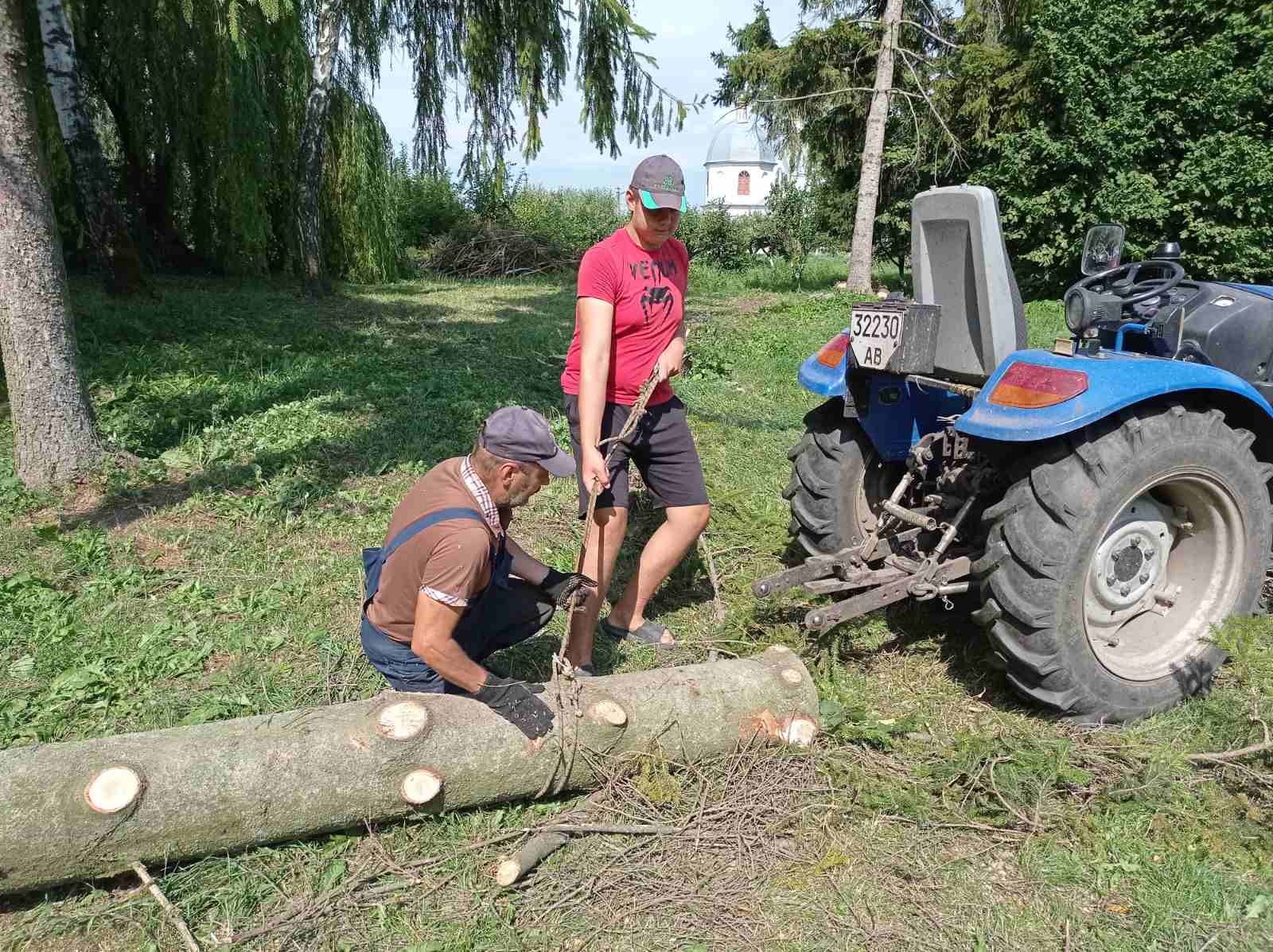 У Калинівській громаді вже готуються до зими: для шкіл, лікарень і будинків культури заготовляють дрова