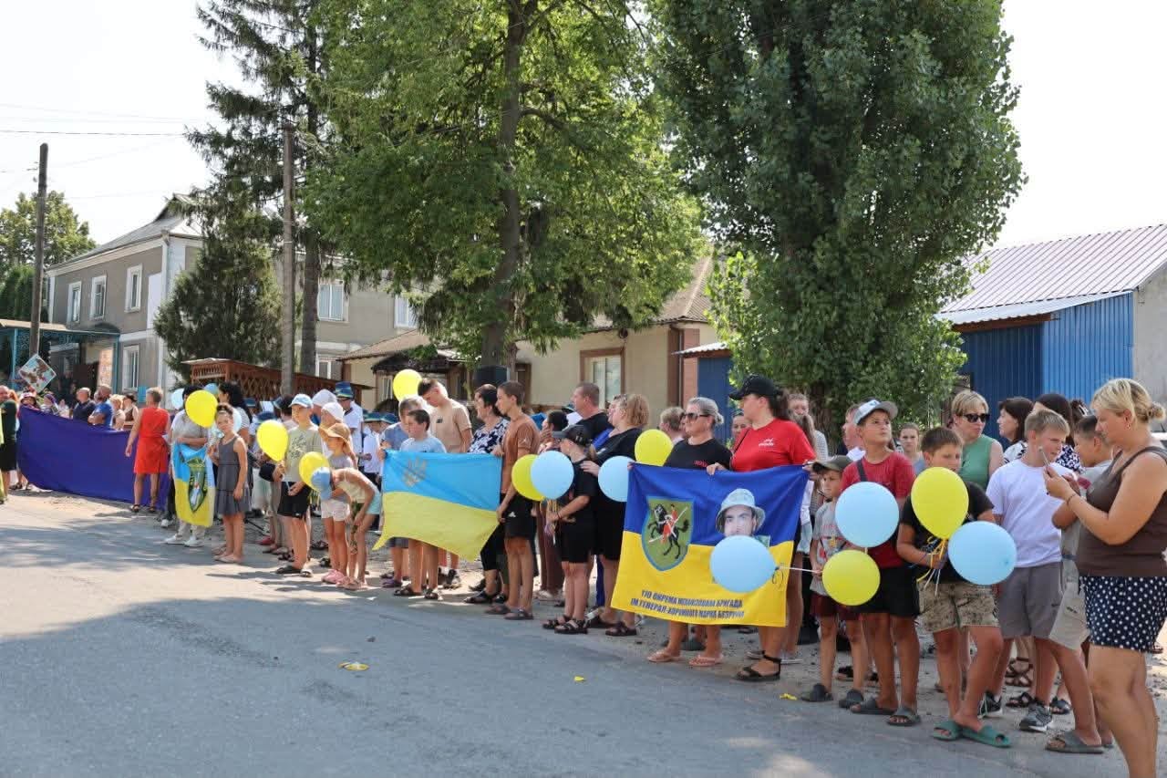 Чернівецька громада зустріла вдома захисника Костянтина Горнічанського