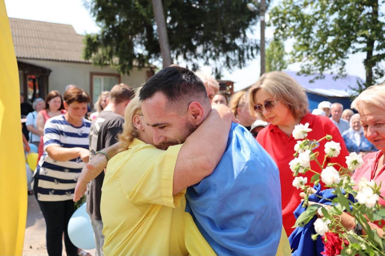 Чернівецька громада зустріла вдома захисника Костянтина Горнічанського