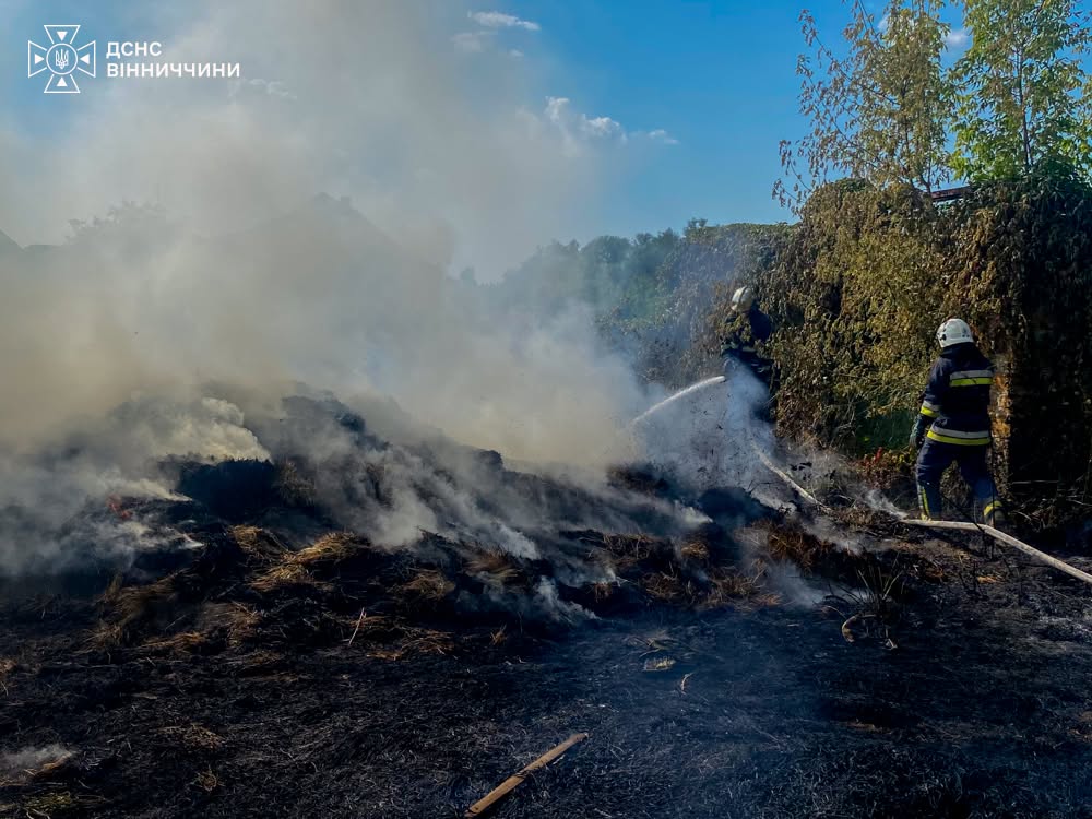 Під час жнив загорівся комбайн на Вінниччині: вогонь перекинувся на поле ячменю