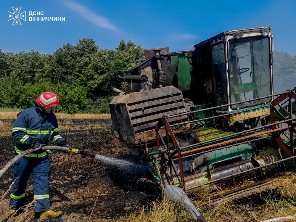 Під час жнив загорівся комбайн на Вінниччині: вогонь перекинувся на поле ячменю