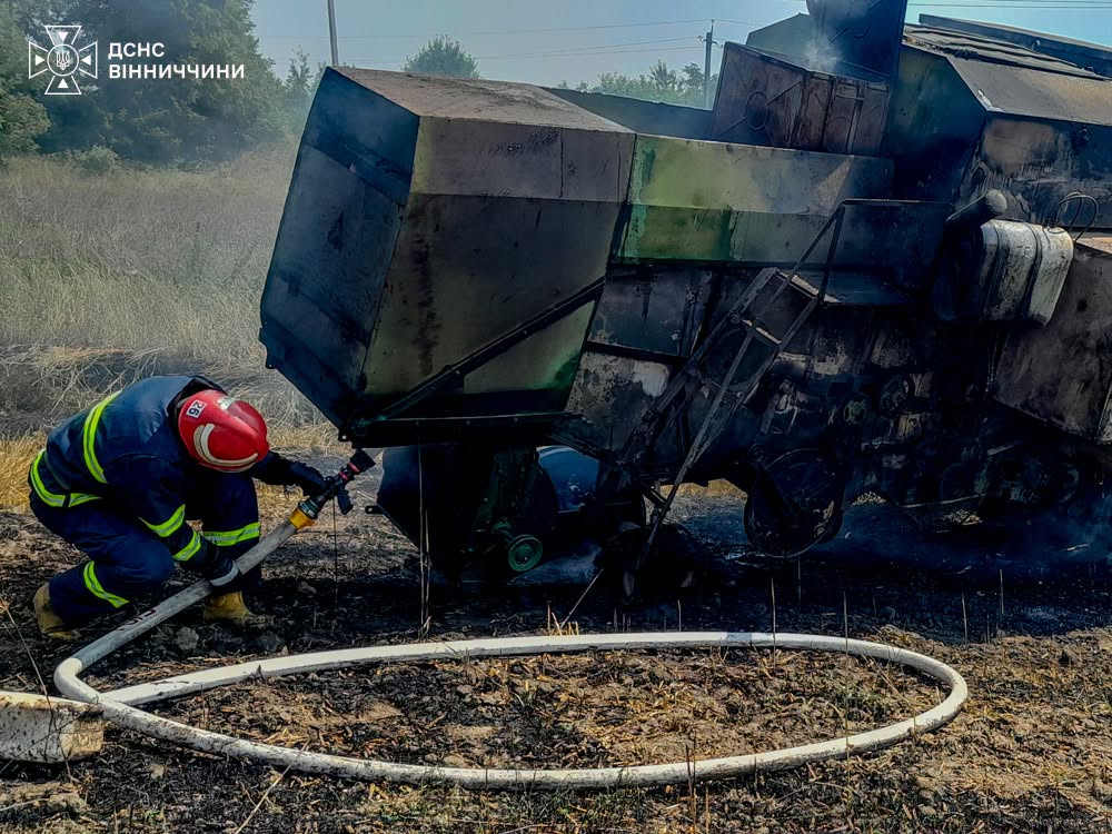 Під час жнив загорівся комбайн на Вінниччині: вогонь перекинувся на поле ячменю