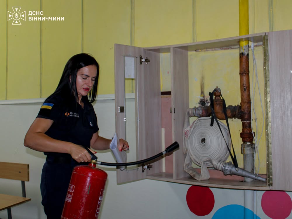 Перевіряють укриття та вогнегасники: на Вінниччині рятувальники інспектують школи й садочки перед навчальним роком