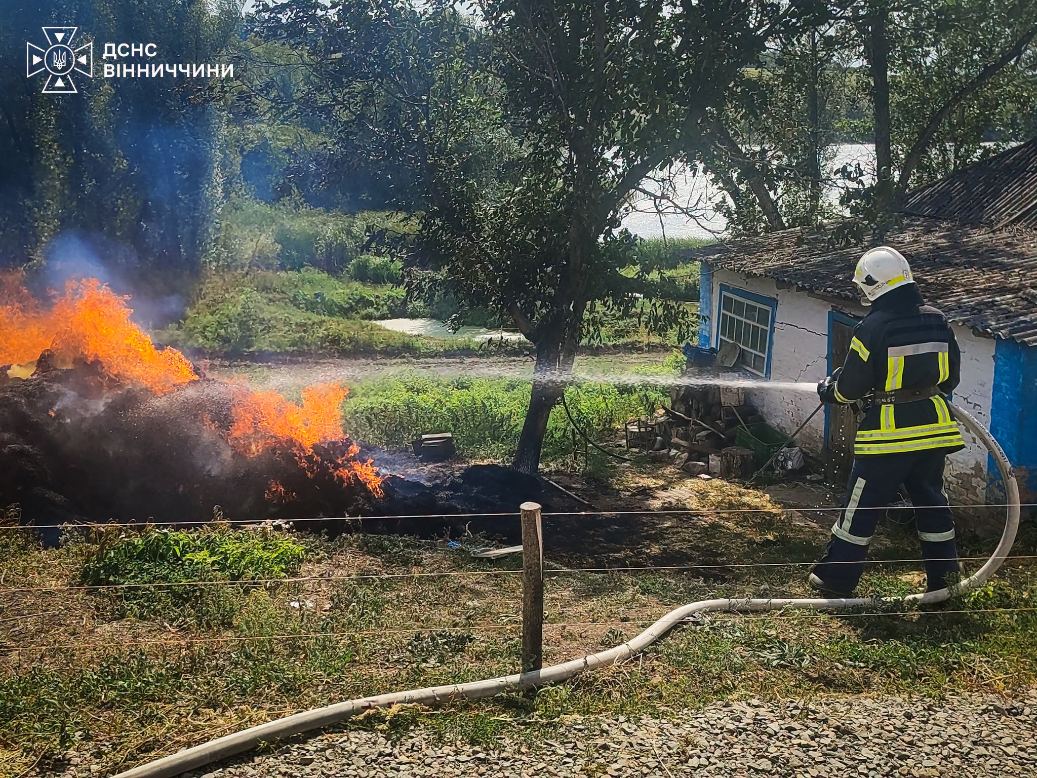 За добу в одному з сіл на Вінниччині рятувальники двічі виїжджали на ліквідацію пожеж