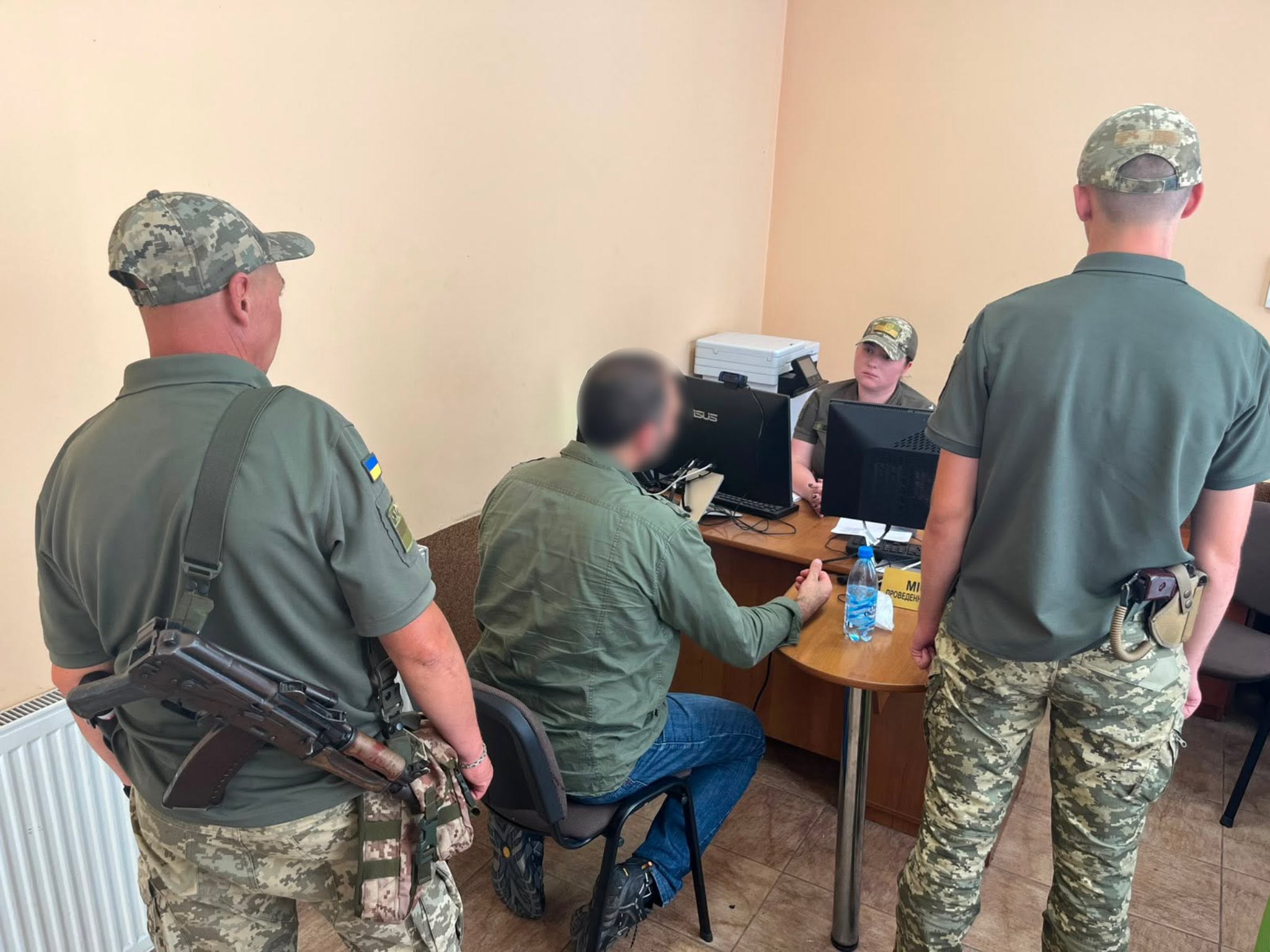 На Вінниччині чоловік намагався підкупити прикордонницю за $3000
