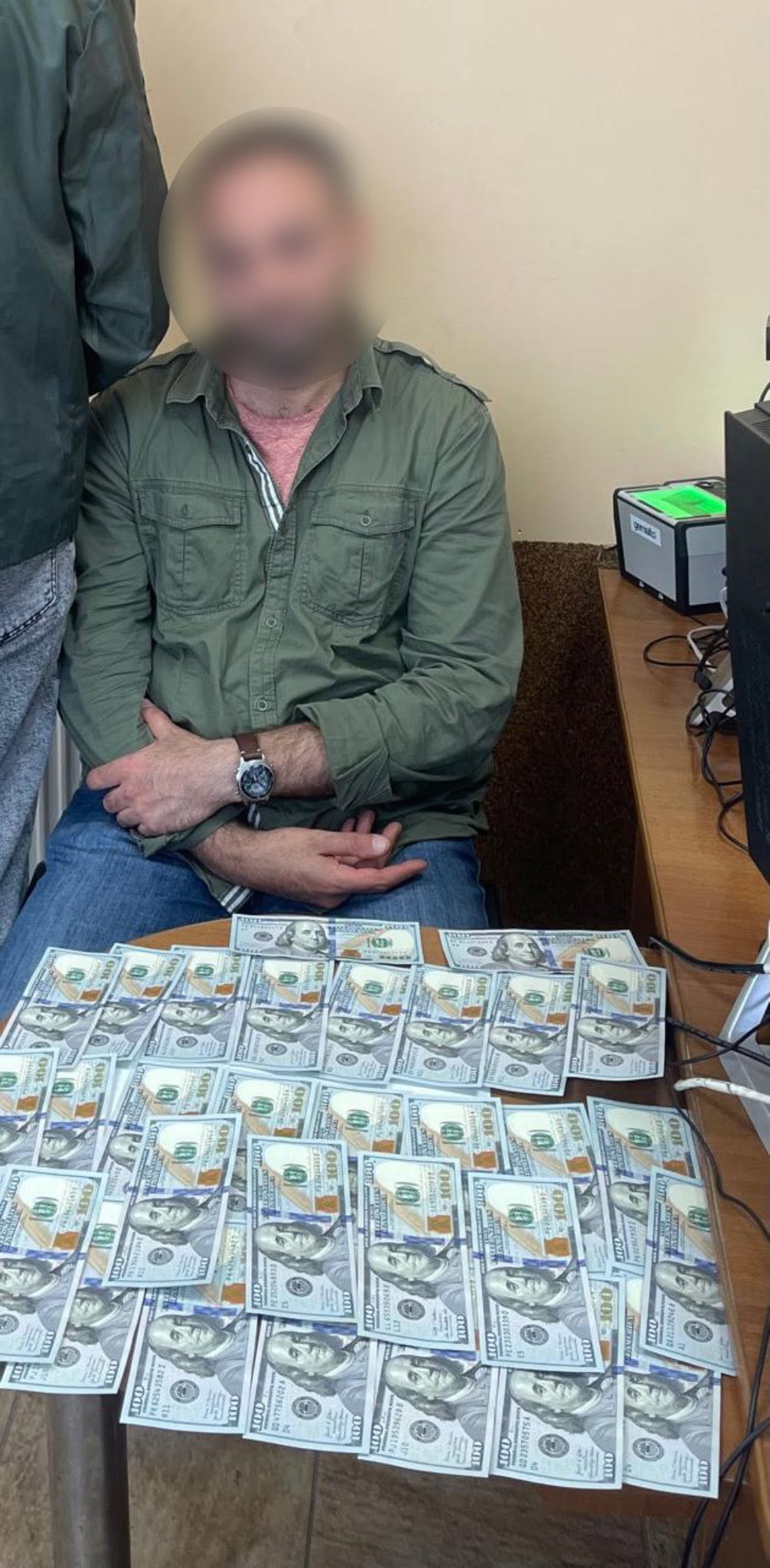 На Вінниччині чоловік намагався підкупити прикордонницю за $3000