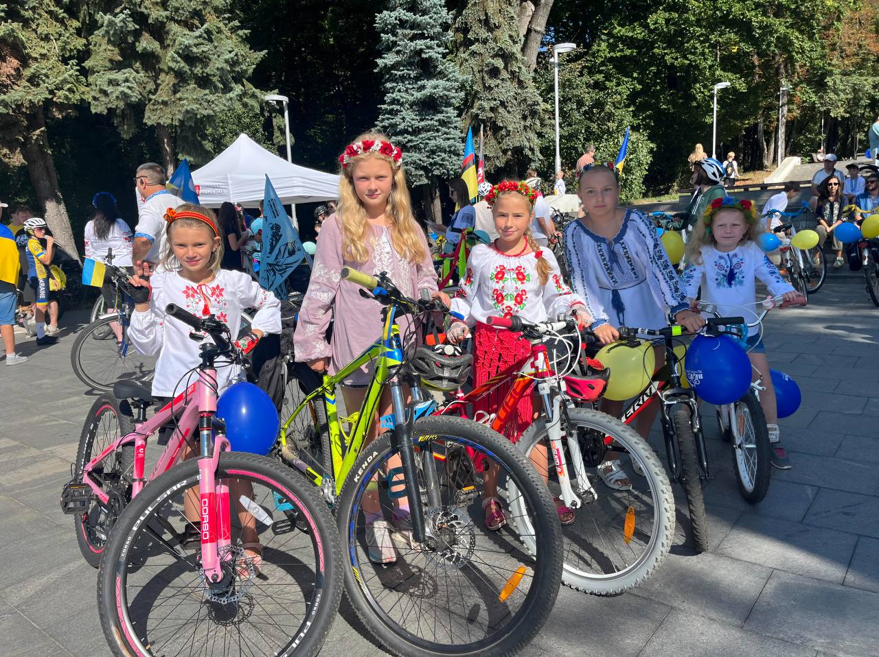 У Вінниці відновили «Велопарад у вишиванках»: учасники проїхали 7 кілометрів і зібрали кошти для військових