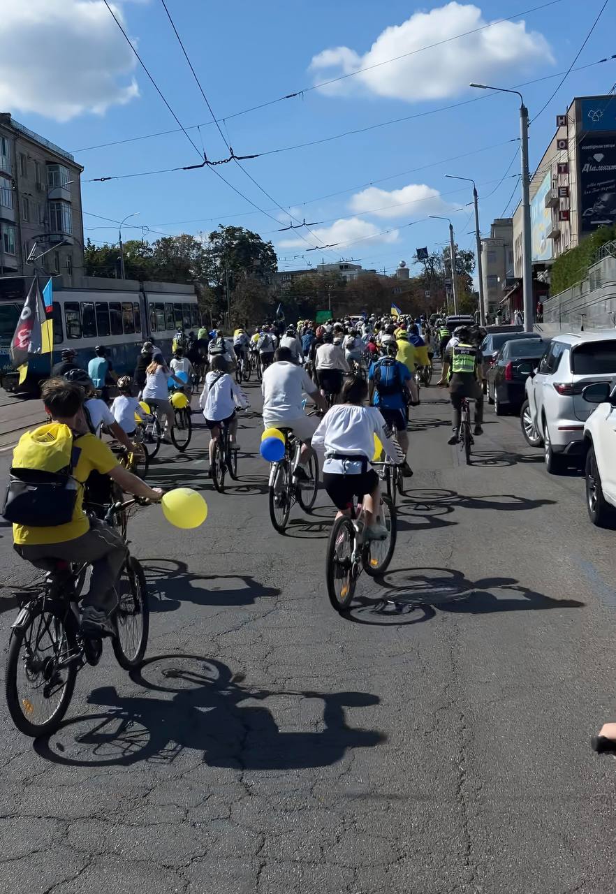 У Вінниці відновили «Велопарад у вишиванках»: учасники проїхали 7 кілометрів і зібрали кошти для військових