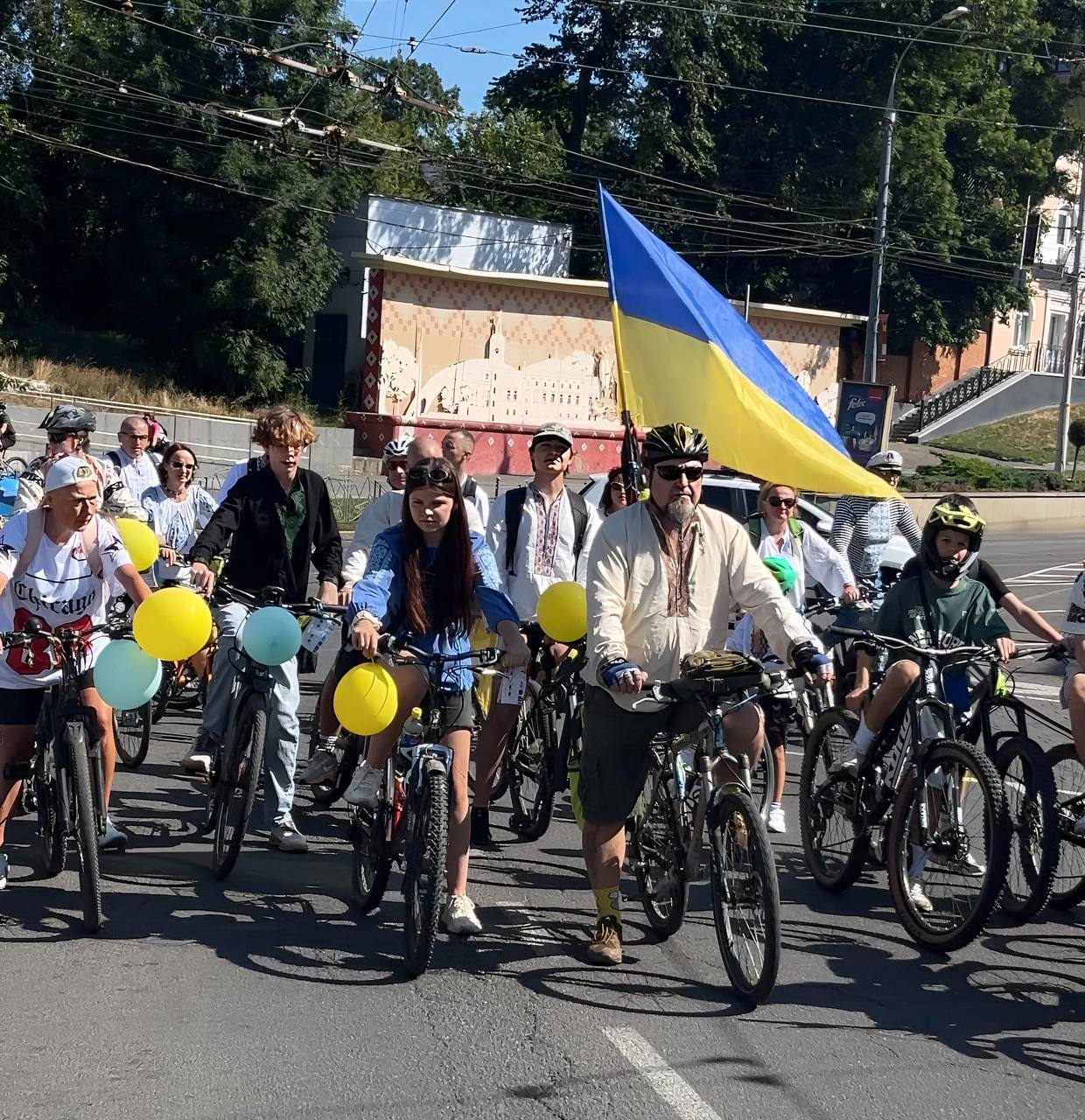 У Вінниці відновили «Велопарад у вишиванках»: учасники проїхали 7 кілометрів і зібрали кошти для військових
