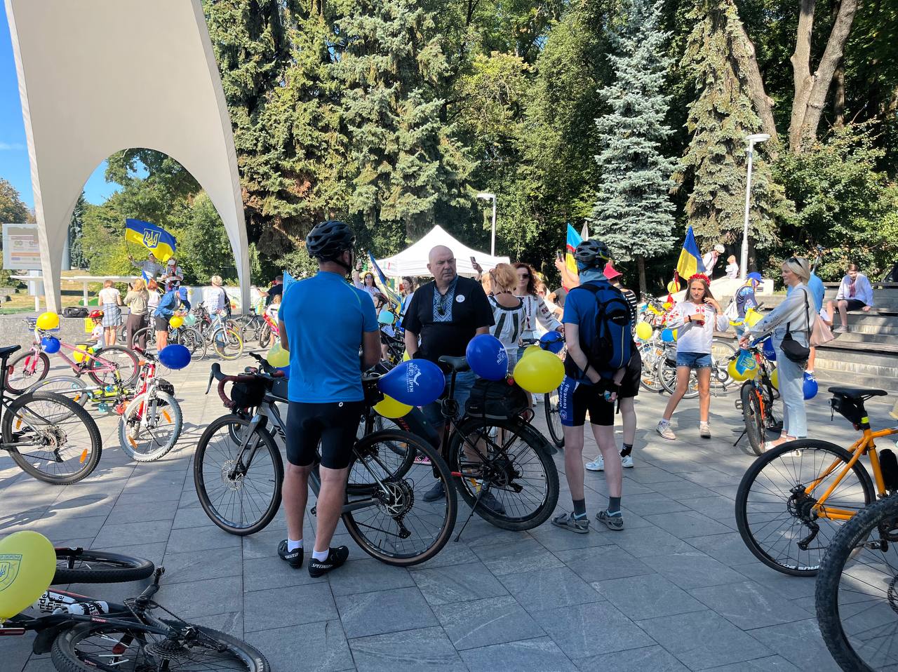 У Вінниці відновили «Велопарад у вишиванках»: учасники проїхали 7 кілометрів і зібрали кошти для військових