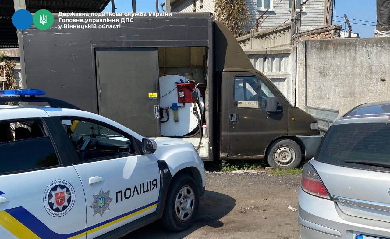 Заправка у фургоні: на Вінниччині правоохоронці викрили незаконну АЗС