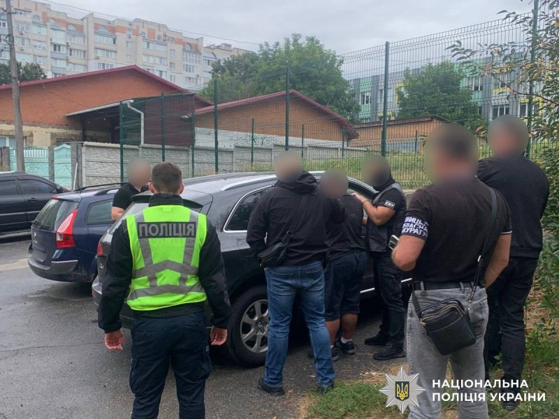 У Вінниці затримали двох чоловіків, які за $17,5 тисячі організовували незаконний виїзд за кордон